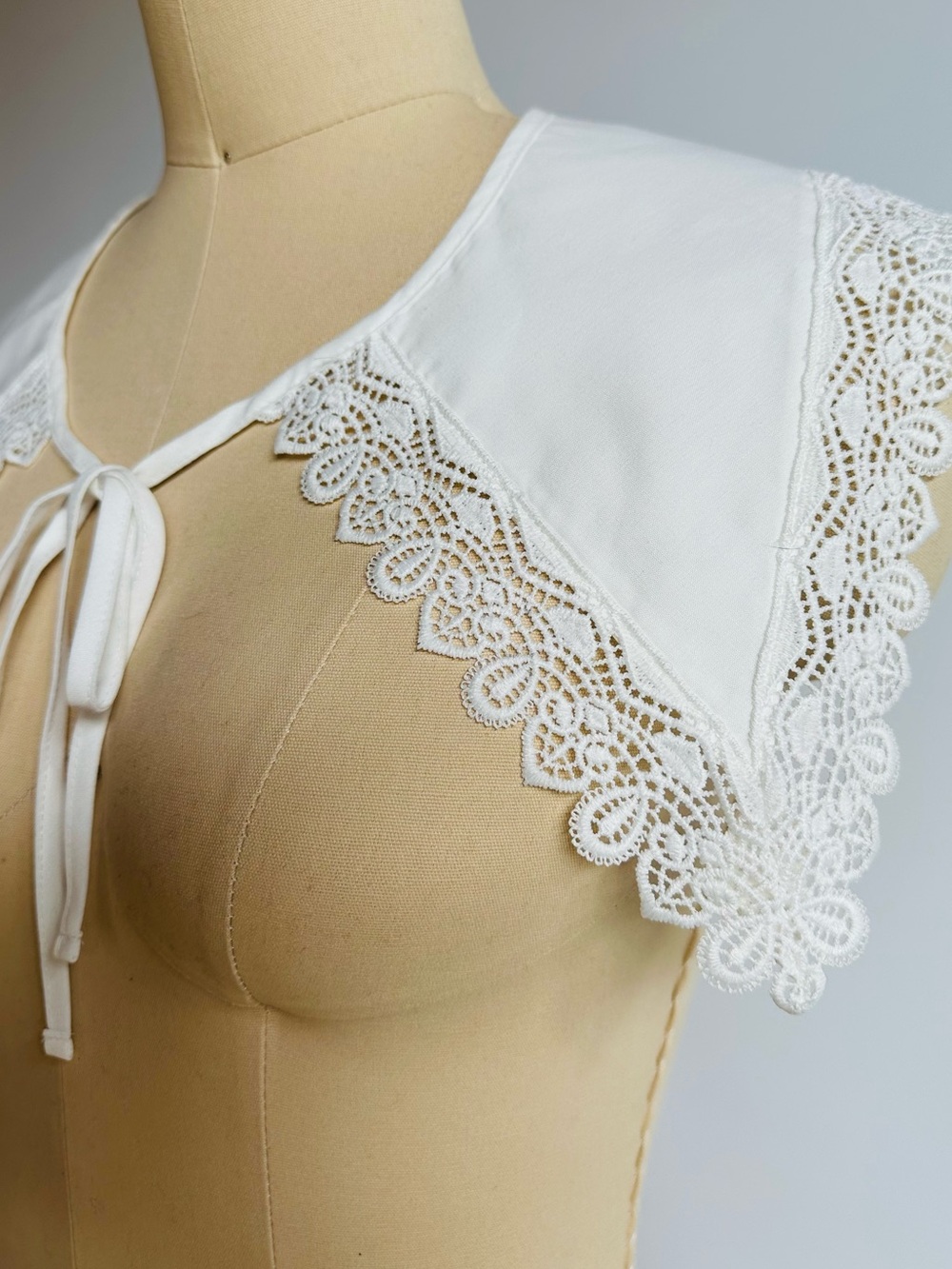 Vintage White Lace Capelet Collar Tie Front Shoulder Cover Cottagecore Boho - Picture 5 of 10